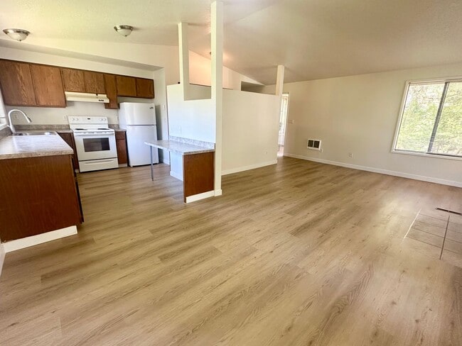 Building Photo - Lake Oswego Refreshed 2nd Story 2 bed/1 bath Condo- W/S/G Included