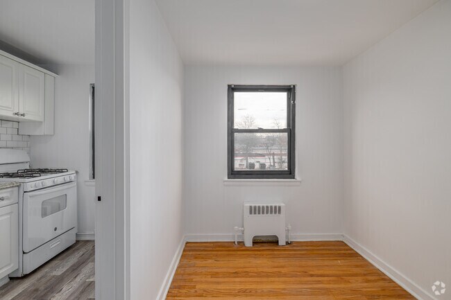 1BR, 1BA - 698SF - Dining Room/Kitchen - Maybrook Garden Apartments