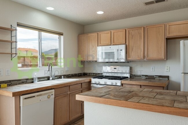 Building Photo - LOWERED PRICE FOR AUGUST! Rental