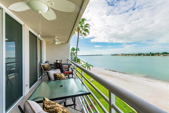 5701 Bahia Del Mar Cir N Unit 403