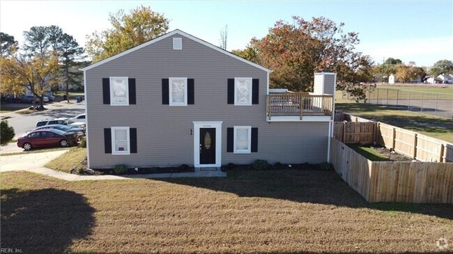 Building Photo - Spacious VB Townhouse!