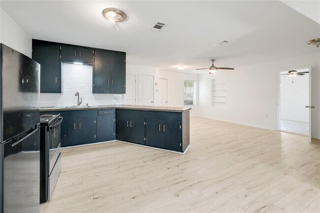 Photo - 18502 E Lakeview Dr