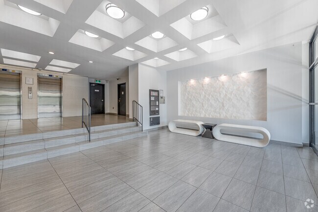 Lobby - 580 The East Mall