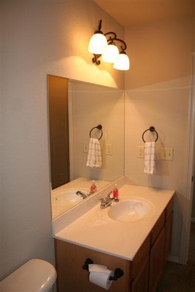 Building Photo - 2831 N Seneca Ave Unit 2831