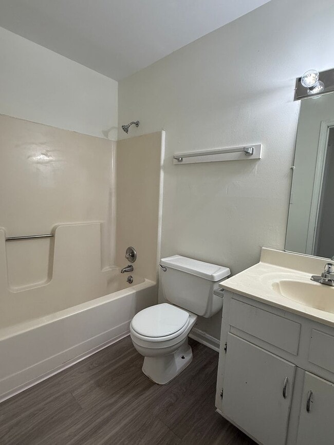 Photo - Cozy Pet-Friendly, 2-Bedroom, 1-Bath Duple... Unit 123 Lake Pl