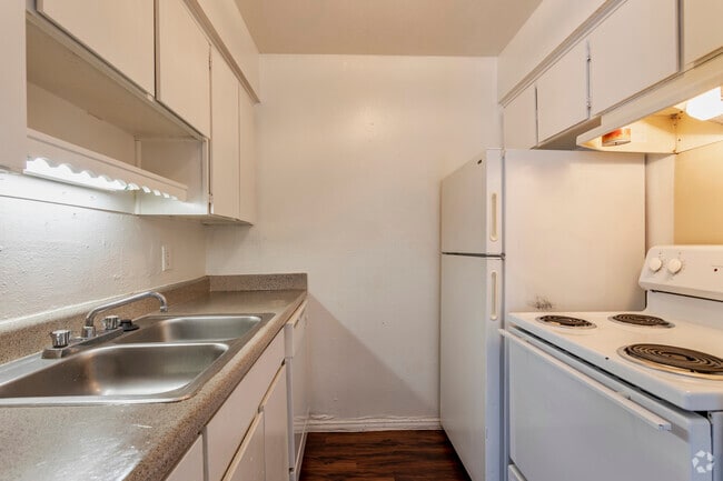 1BR,1BA - 730SF - Kitchen