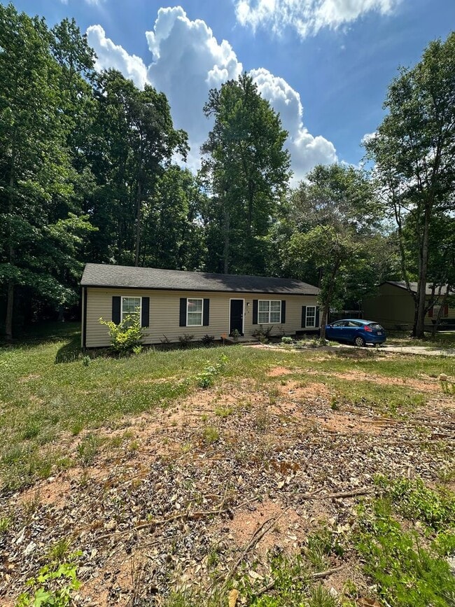 Building Photo - 4 Bedroom, 2 bathroom home near Caterpillar