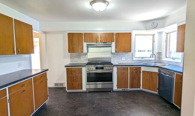 Photo - 755 Oakmere Pl