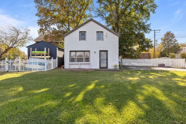 Building Photo - 1628 Bradford Terrace