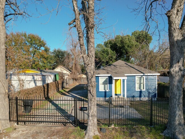 Photo - 4826 Bristol St