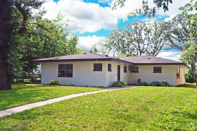 Building Photo - 4 Bed | 2 Bath One-level living in St. Ant... Rental