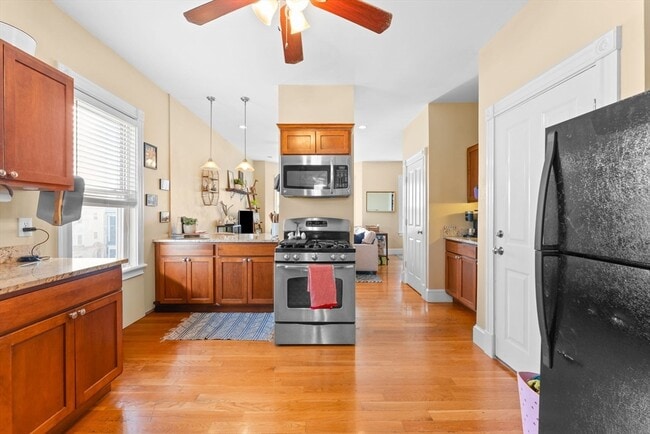 Photo - 470 E 6th St