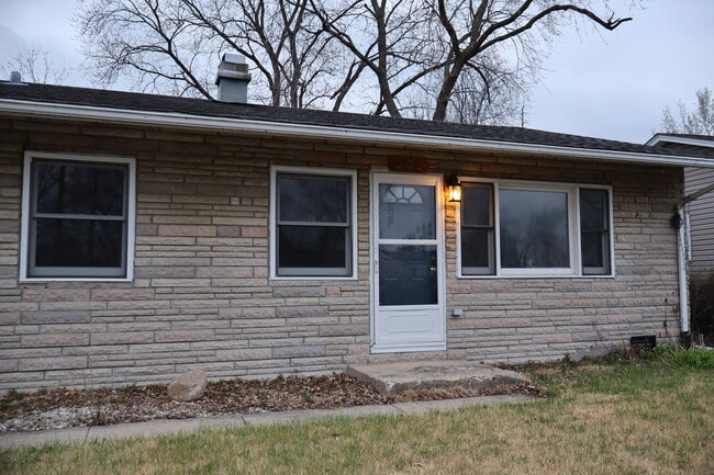 Building Photo - 202 E Streamwood Blvd