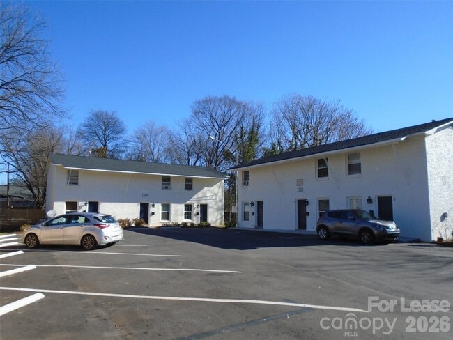 Building Photo - 1111 Belmont Ave Unit 2