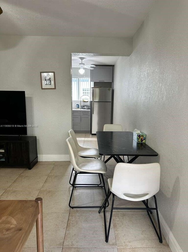 Photo - 585 SW 11th St Unidad 1