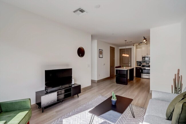 Photo - 555 N College Ave Unidad ID1014600P