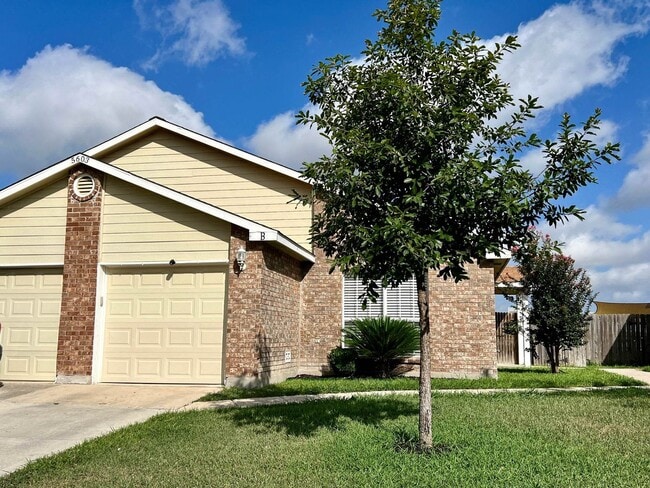 Building Photo - Charming 3 Bedroom 2 Bath Duplex Convenien... Rental