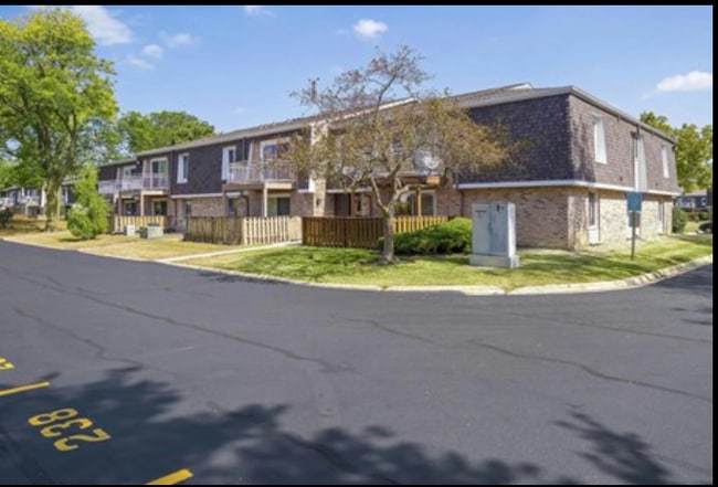 Side of Building - 1906 Plum Grove Rd Unidad Kings Walk Rental