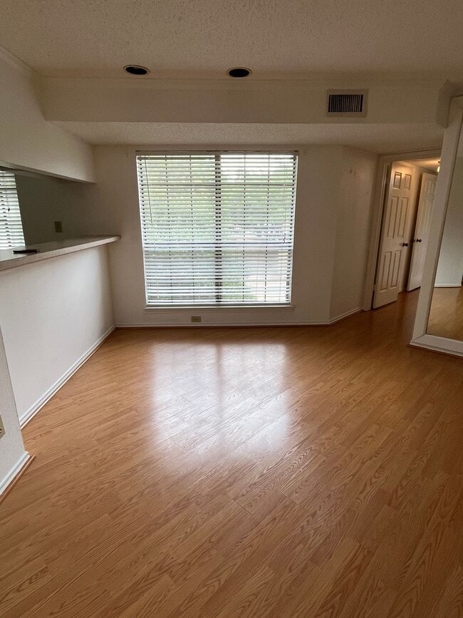 Building Photo - Quiet 1-Bed Condo, New Bedroom Floor, Balc...