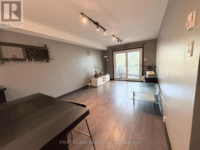 Photo - 2135 Dufferin St