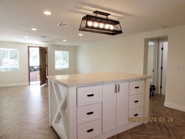 Photo - Completely remodeled 2bed/2bath cottage in... House