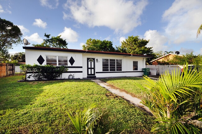 Building Photo - 3 Bedroom 2 bathroom Single family house