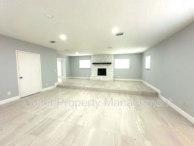 Photo - 2432 NE 28th St