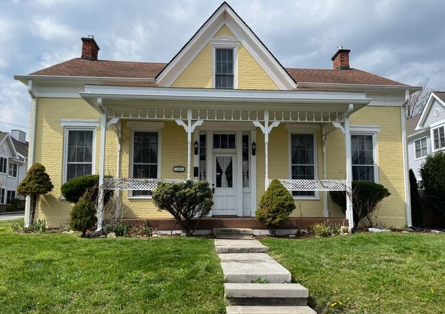 Building Photo - Premium location!  Downtown 3BR 2.5BA with 2 car garage