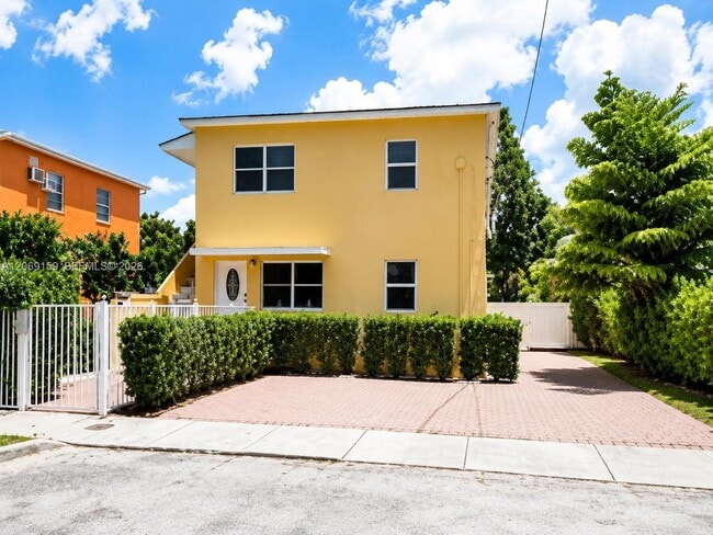 Building Photo - 985 SW 10th St Unit 2