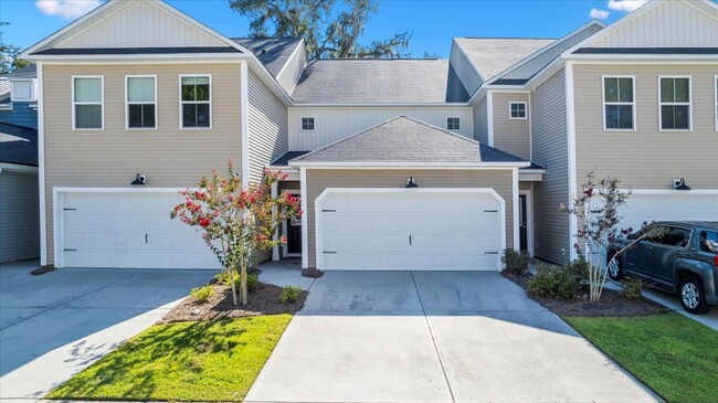 Building Photo - The Commons Stunning Townhome - 3 Bed 2.5 ...