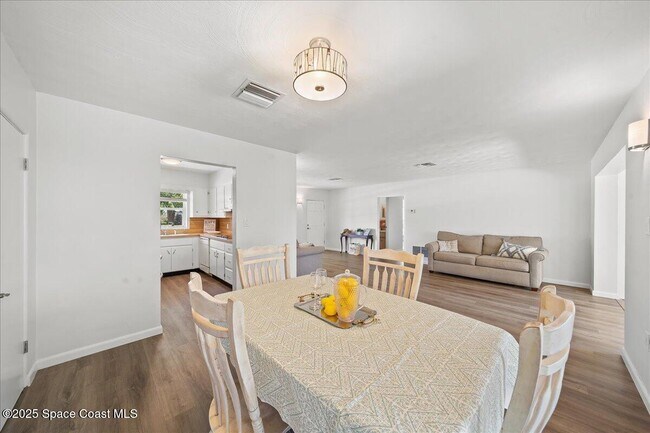 Photo - 453 Dolphin St