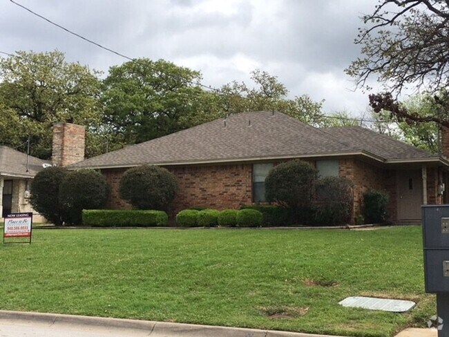 Building Photo - 2 Bedroom/2 Bath/2 Car Carport Duplex Rental