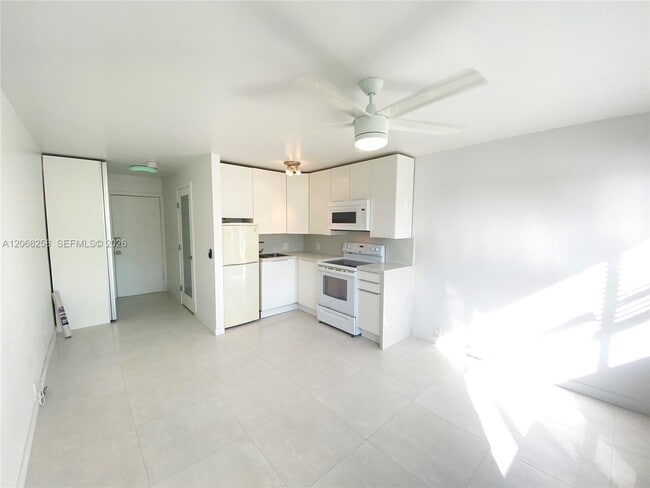 6484 Indian Creek Dr Unidad 205
