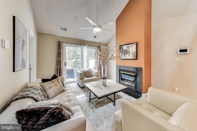 Photo - 10021 Vanderbilt Cir Unidad 14