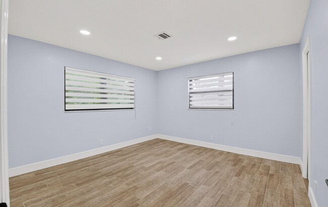 Photo - 725 Heron Dr