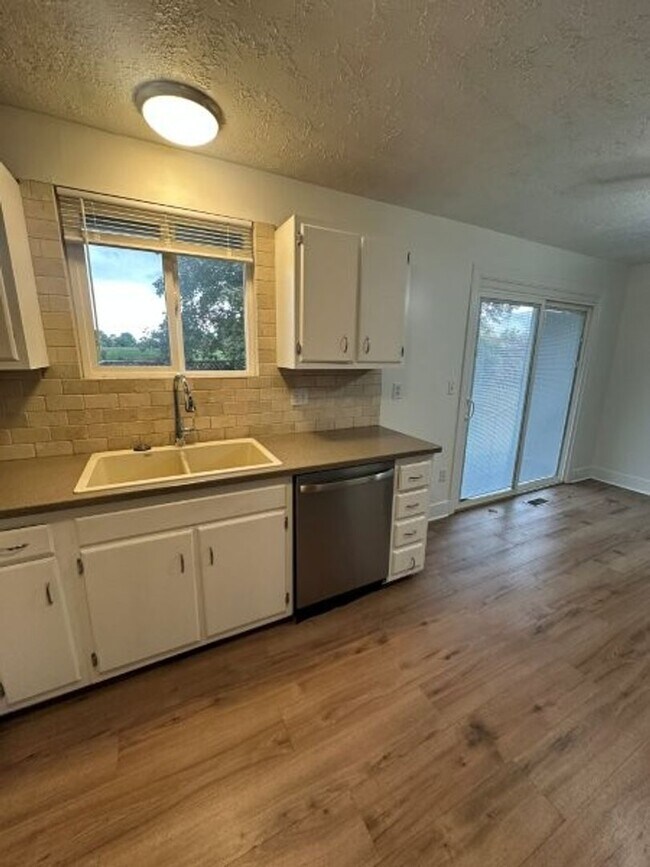 Photo - Fall Special – 3 Weeks FREE Rent on 4 Bed,...