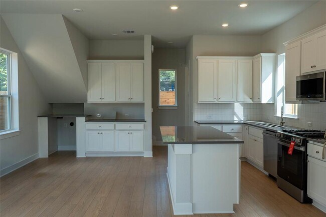 Photo - 2705 Wilson St