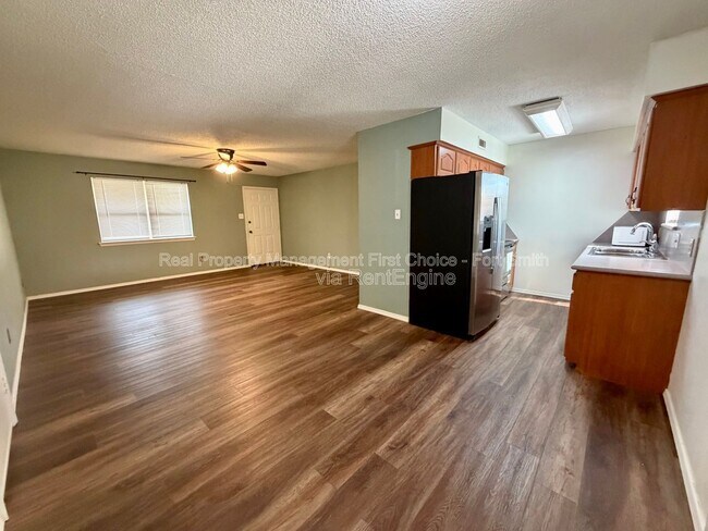 Photo - 904 Hillside Dr