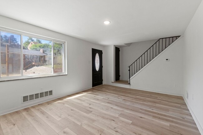 Photo - 1900 Curranhill Ave