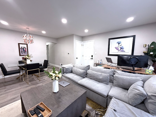 Photo - 2242 N Lavergne Ave Apartment Unit 1