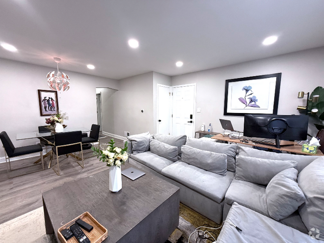 Building Photo - 2242 N Lavergne Ave Unit 1 Rental