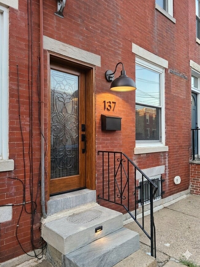 Building Photo - 137 Moore St