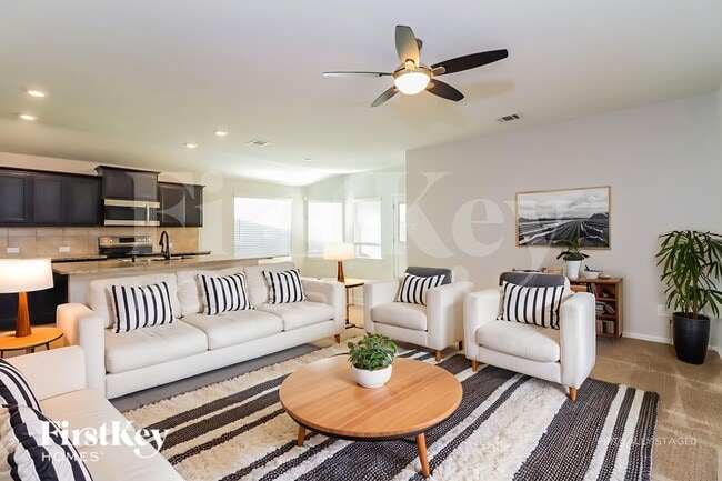 Photo - 525 Foxhunter St