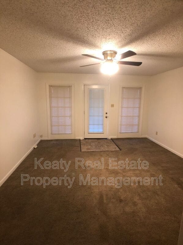 Photo - 102 Country Ln