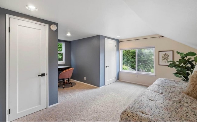 Building Photo - 16536 SE Newport Way Rental