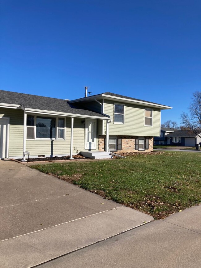 3 Bedroom 2 Bath House in Bettendorf! - 3 Bedroom 2 Bath House in Bettendorf!