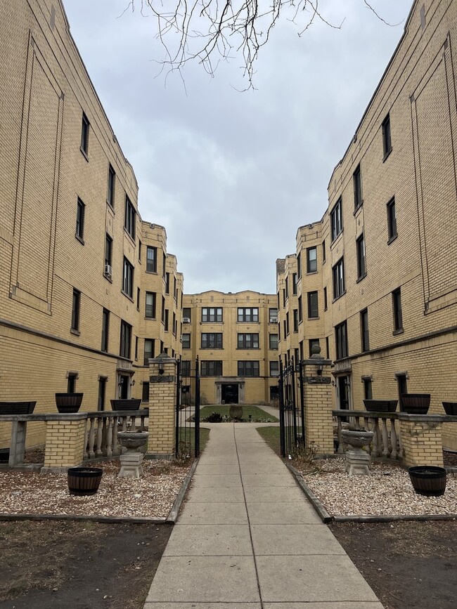 Photo - 3817.5 N Greenview Ave Condo Unit 2W