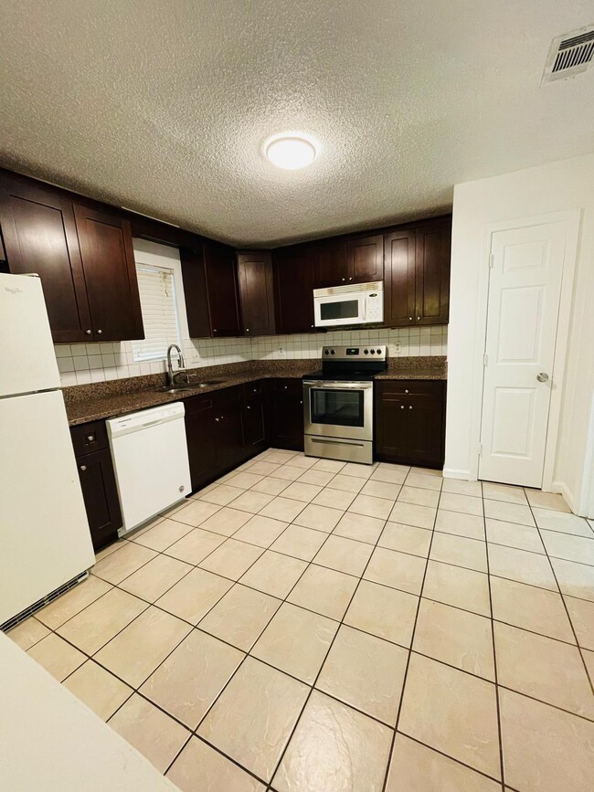 Photo - 406 Vineyard Pond Dr NW