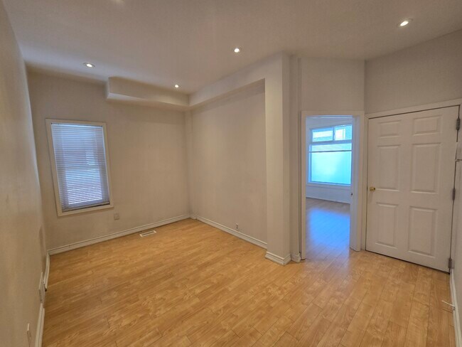 Photo - Stunning, very large two bedroom apt in St. Claire west ((St. Claire & Oakwood)) rarely available Unité Main