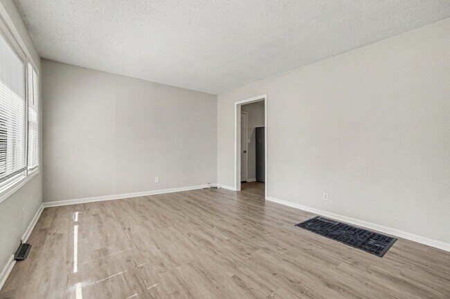 Photo - Charming Two Bedroom, One Bathroom Home Near Kansas City Zoo!